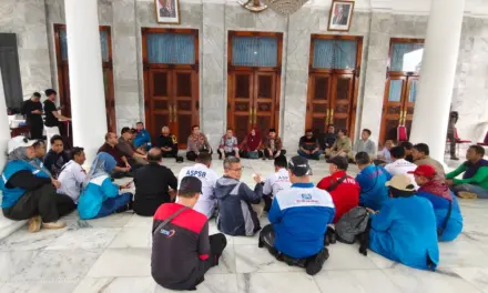 Ribuan Buruh Serang Kecewa, Bupati Absen Saat Massa Tuntut Kenaikan Upah