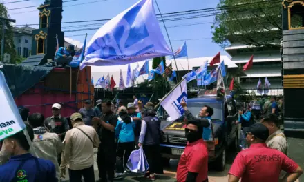 SPN dan Buruh Jateng Bersatu Kawal Putusan UMP di Kantor Gubernur