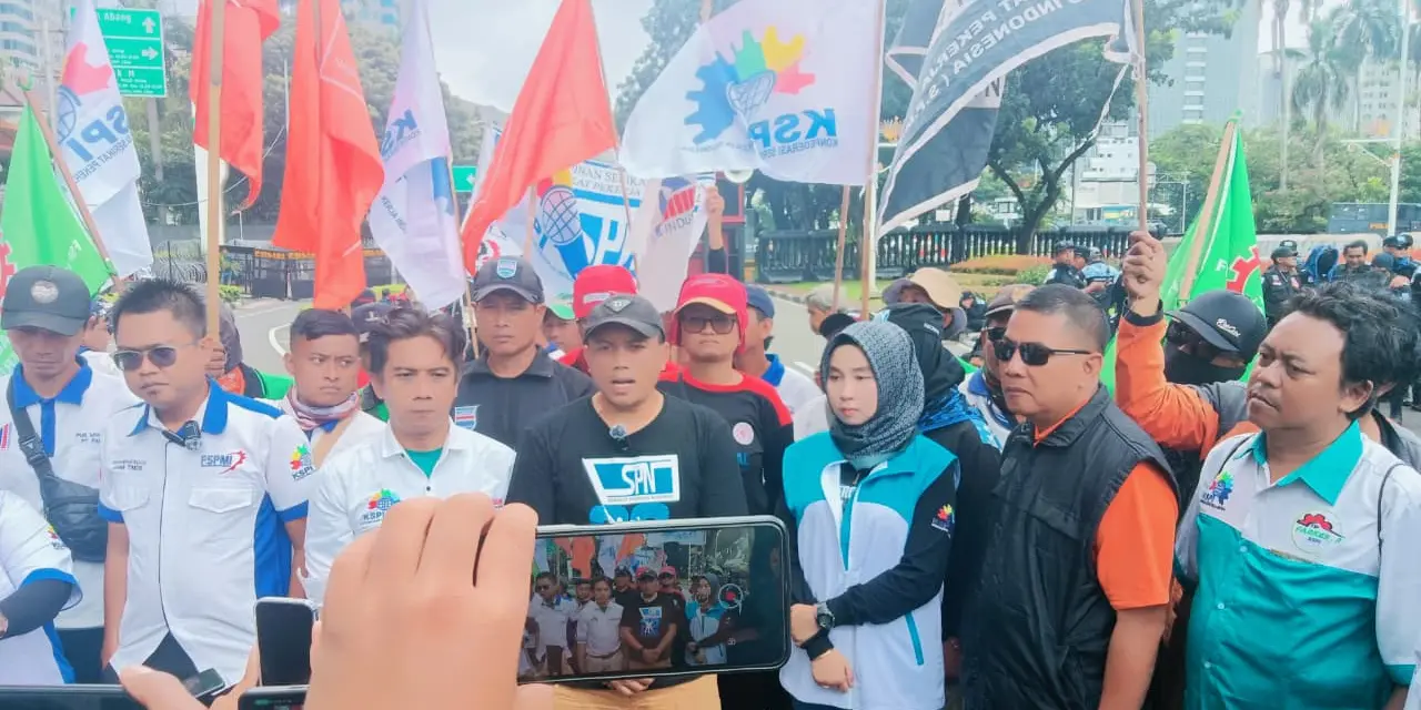 Ribuan Buruh Geruduk Jakarta, Tuntut Revisi UMP 2026 dan Tolak PHK Massal
