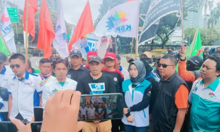 Ribuan Buruh Geruduk Jakarta, Tuntut Revisi UMP 2026 dan Tolak PHK Massal