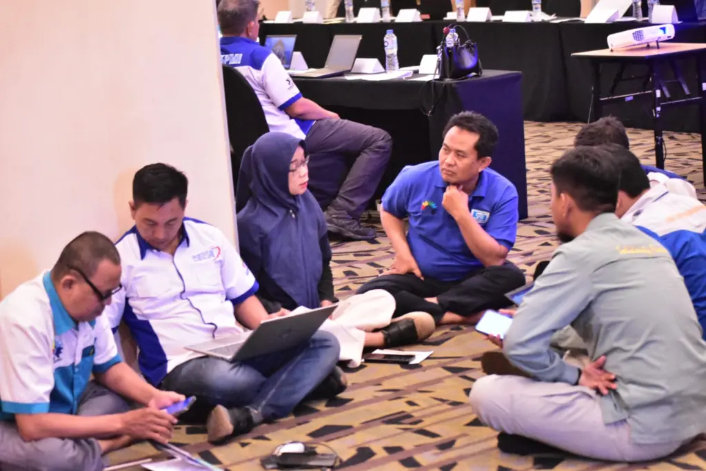 Diskusi kelompok peserta ToT Transisi yang Adil