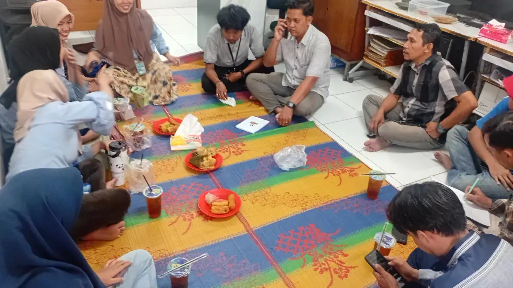 Peserta rapat KPM SPN PT Panarub Industry berdiskusi