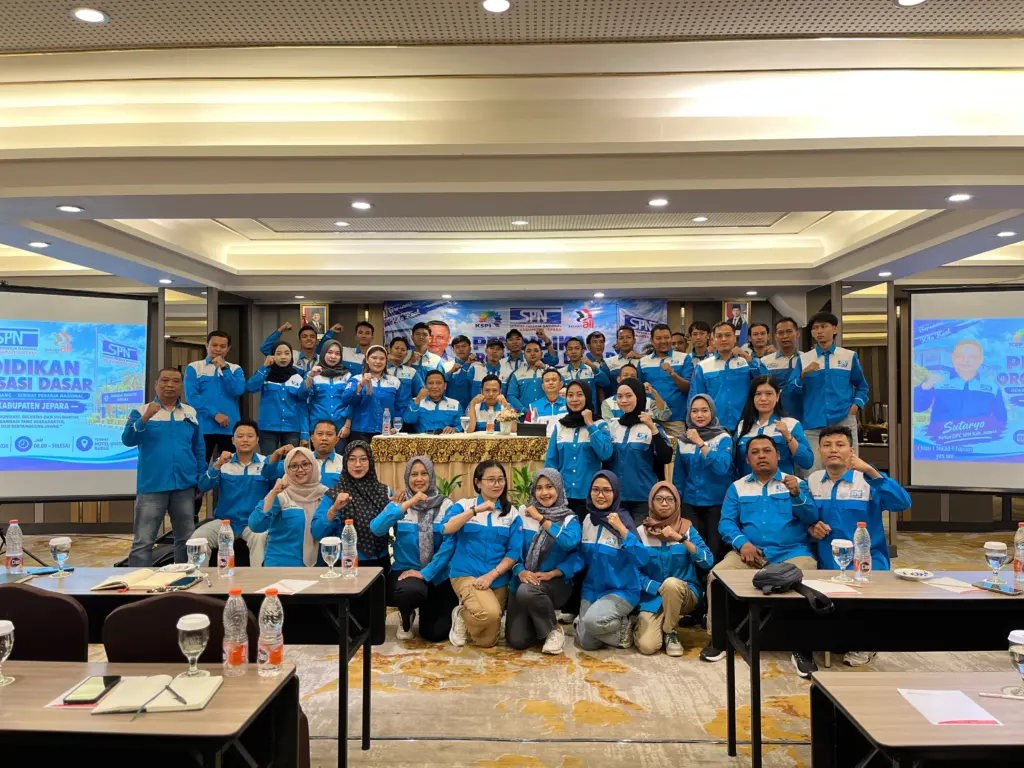 Puluhan peserta PKD berseragam biru SPN berfoto bersama sambil mengepalkan tangan