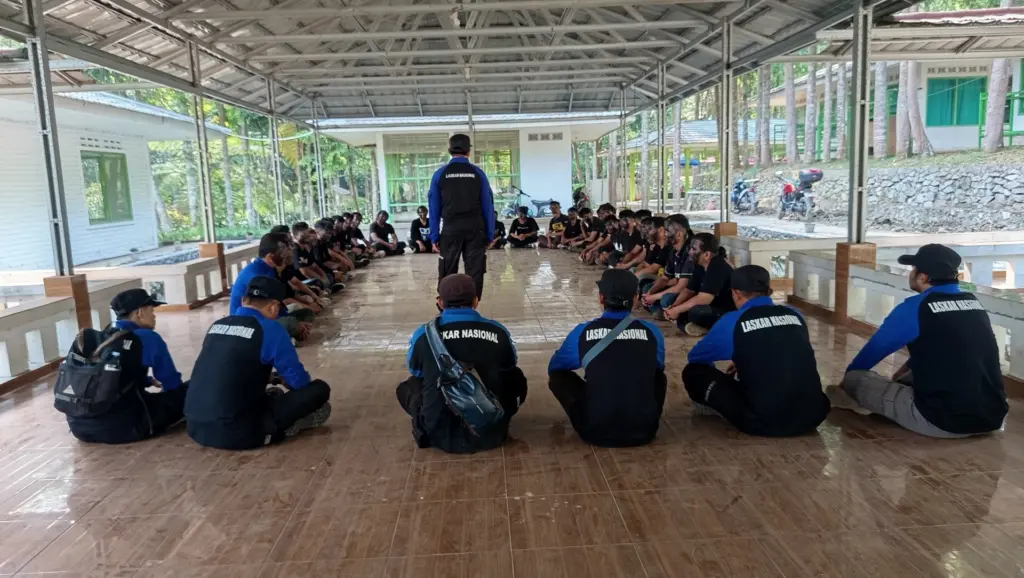 Peserta Laskar Nasional duduk melingkar di lantai mendengarkan instruktur