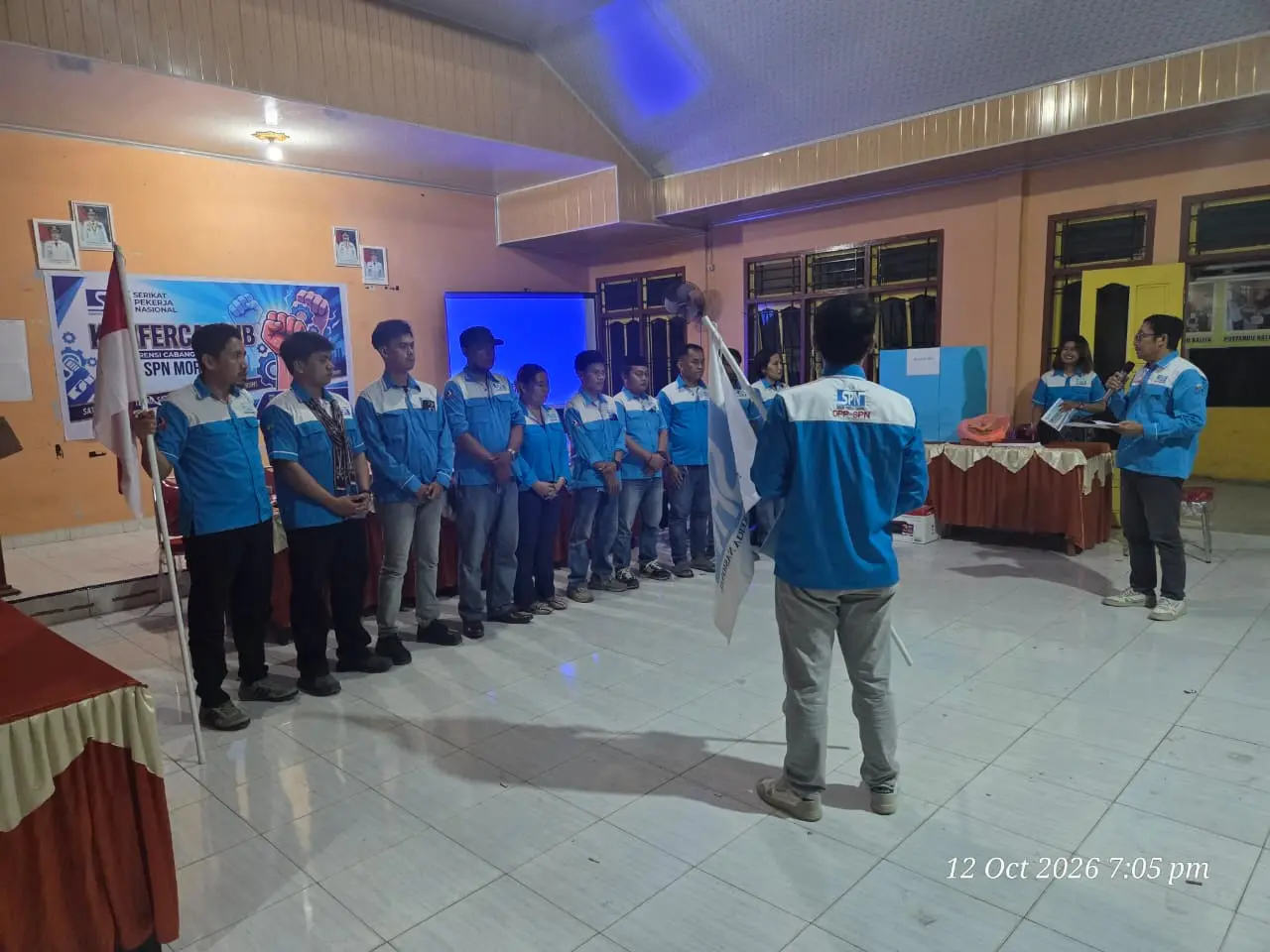 Pengurus SPN berdiri berjajar mengikuti prosesi pelantikan di aula Morowali