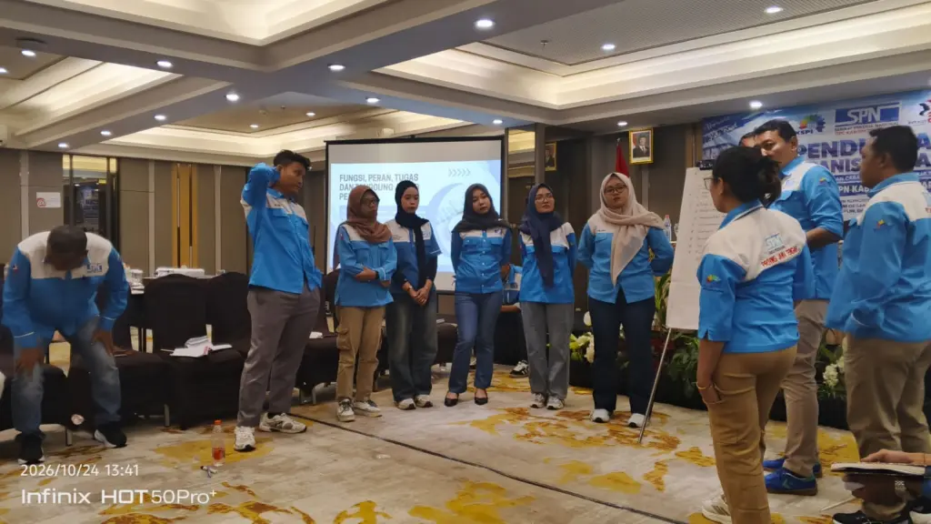 Peserta PKD berseragam SPN berdiri melingkar mengikuti permainan kelompok