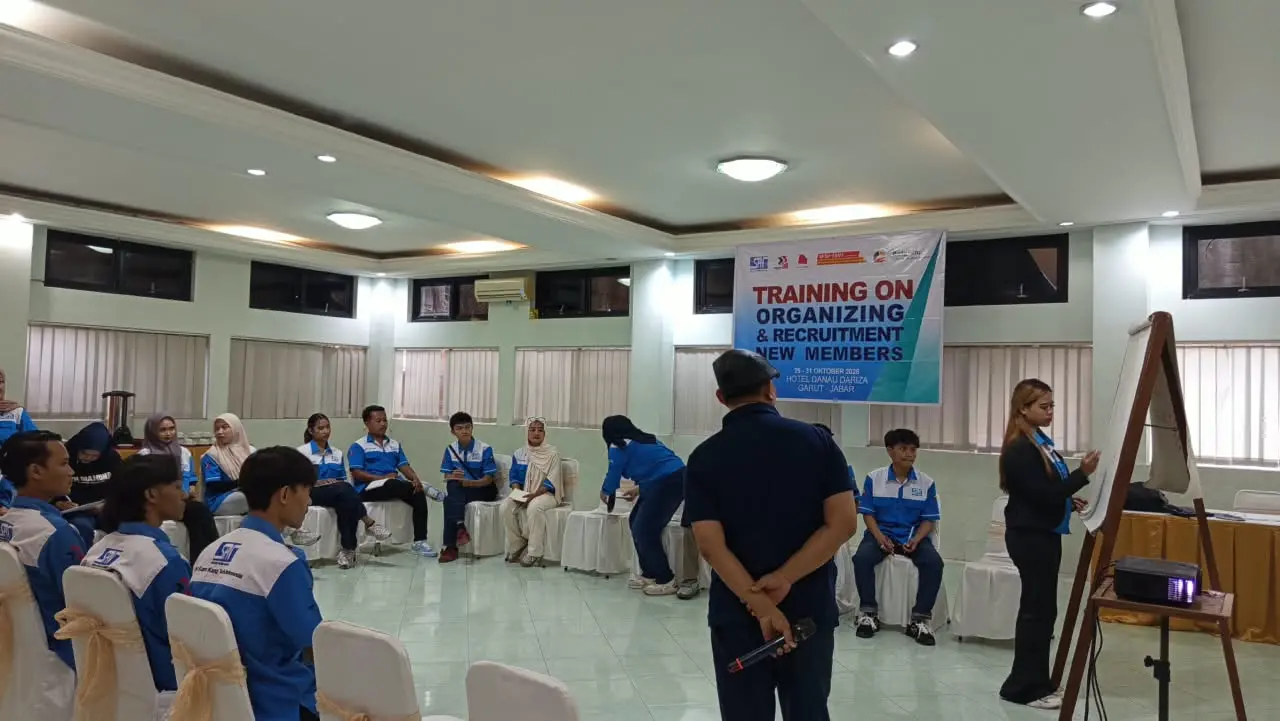 Presentasi kelompok peserta Training Organizing SPN