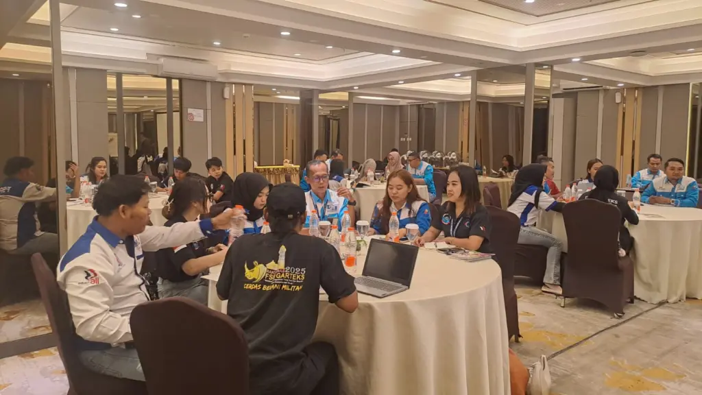 Peserta Joint Training of Facilitator dari SPN, FSPMI, dan GARTEKS berdiskusi di meja bundar selama pelatihan di Kudus